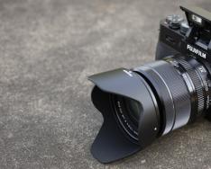 Fuji X-T10 rendszerkamera felülvizsgálat vagy tükör nélküli kamera egy amatőr kezében