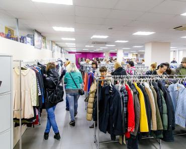 A használtruha-boltok háta: ki és mennyit keres a használt ruhákon